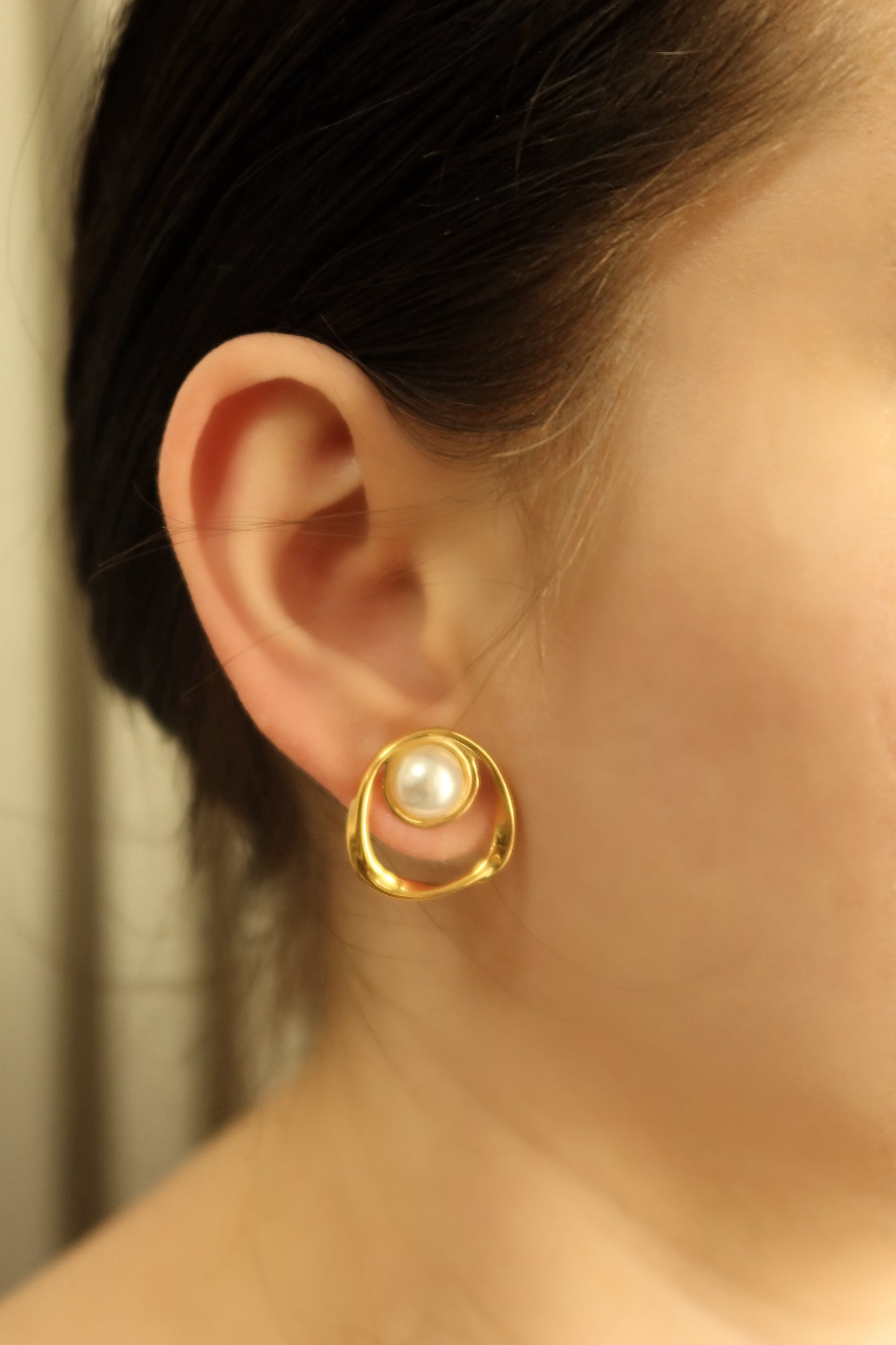 18K Gold Pearl Geometric Stud Earrings