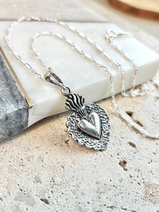 Sacred Heart Necklace in 925 Sterling Silver – Mexican design inspired in Frida khalo  Figaro Chain, Collar de sagrado corazón de plata .925 plata mexicana