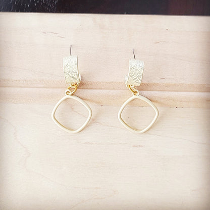 **Matte Gold Cuff Earring w/ Square Dangle 200k