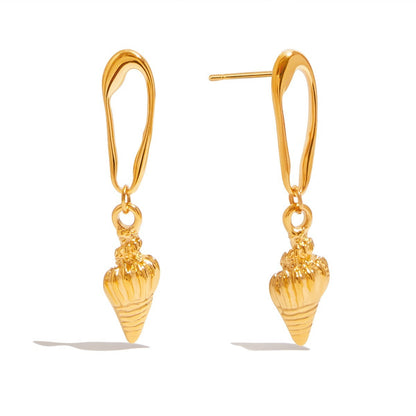 18K gold conch-shaped earrings with textured beach style