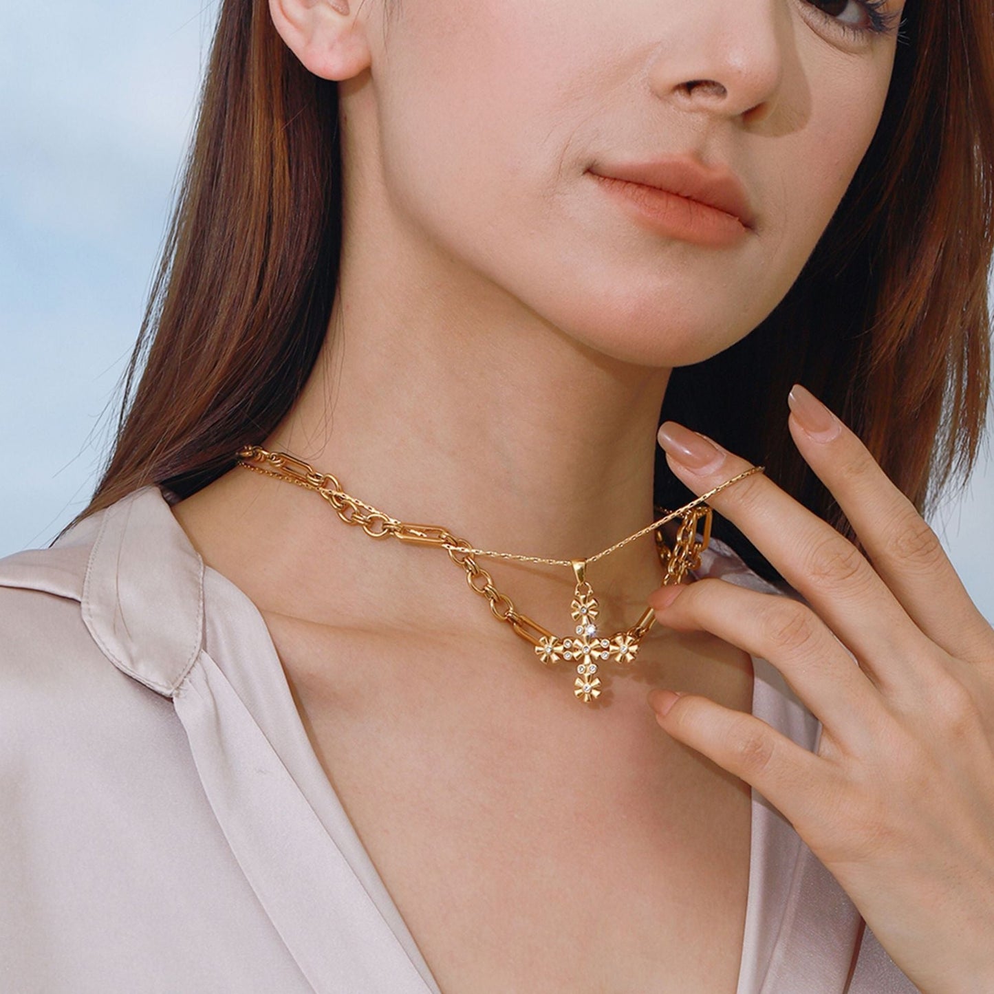 18K gold cross with flower-shaped design exquisite and fashionable necklace