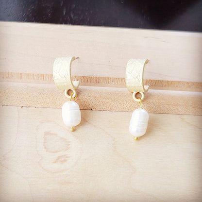 **Matte Gold Cuff Earring w/ Genuine Freshwater Pearl Dangle 200n