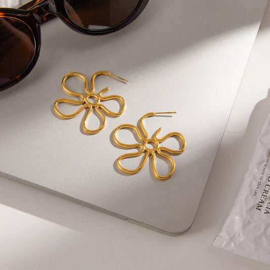 18K Gold-plated, Lightweight, And Luxurious Flower-shaped Titanium Steel Earrings