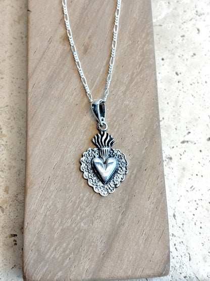Sacred Heart Necklace in 925 Sterling Silver – Mexican design inspired in Frida khalo  Figaro Chain, Collar de sagrado corazón de plata .925 plata mexicana