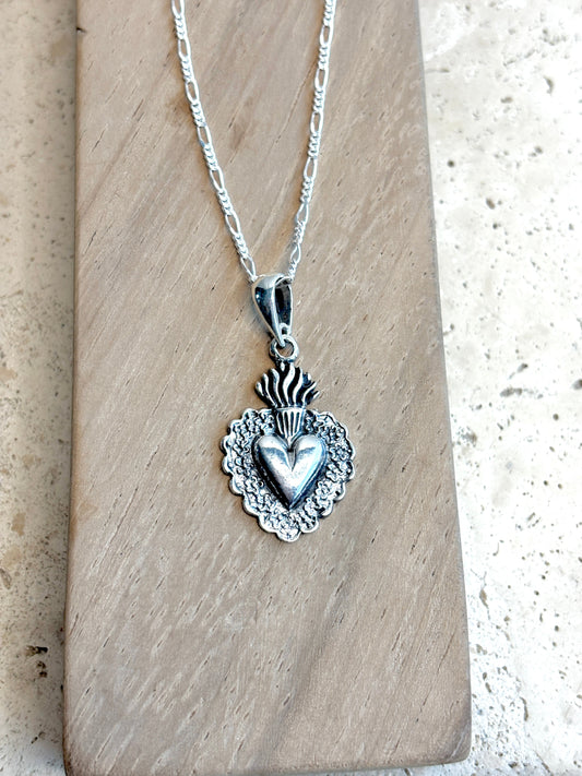 Sacred Heart Necklace in 925 Sterling Silver – Mexican design inspired in Frida khalo  Figaro Chain, Collar de sagrado corazón de plata .925 plata mexicana