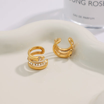 18K gold geometric diamond earrings with exquisite design