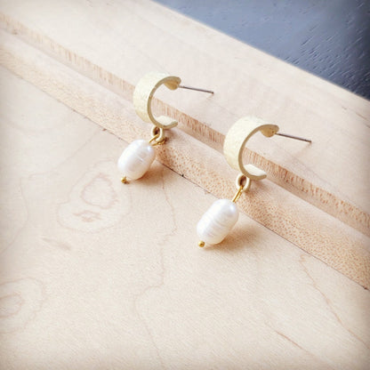 **Matte Gold Cuff Earring w/ Genuine Freshwater Pearl Dangle 200n