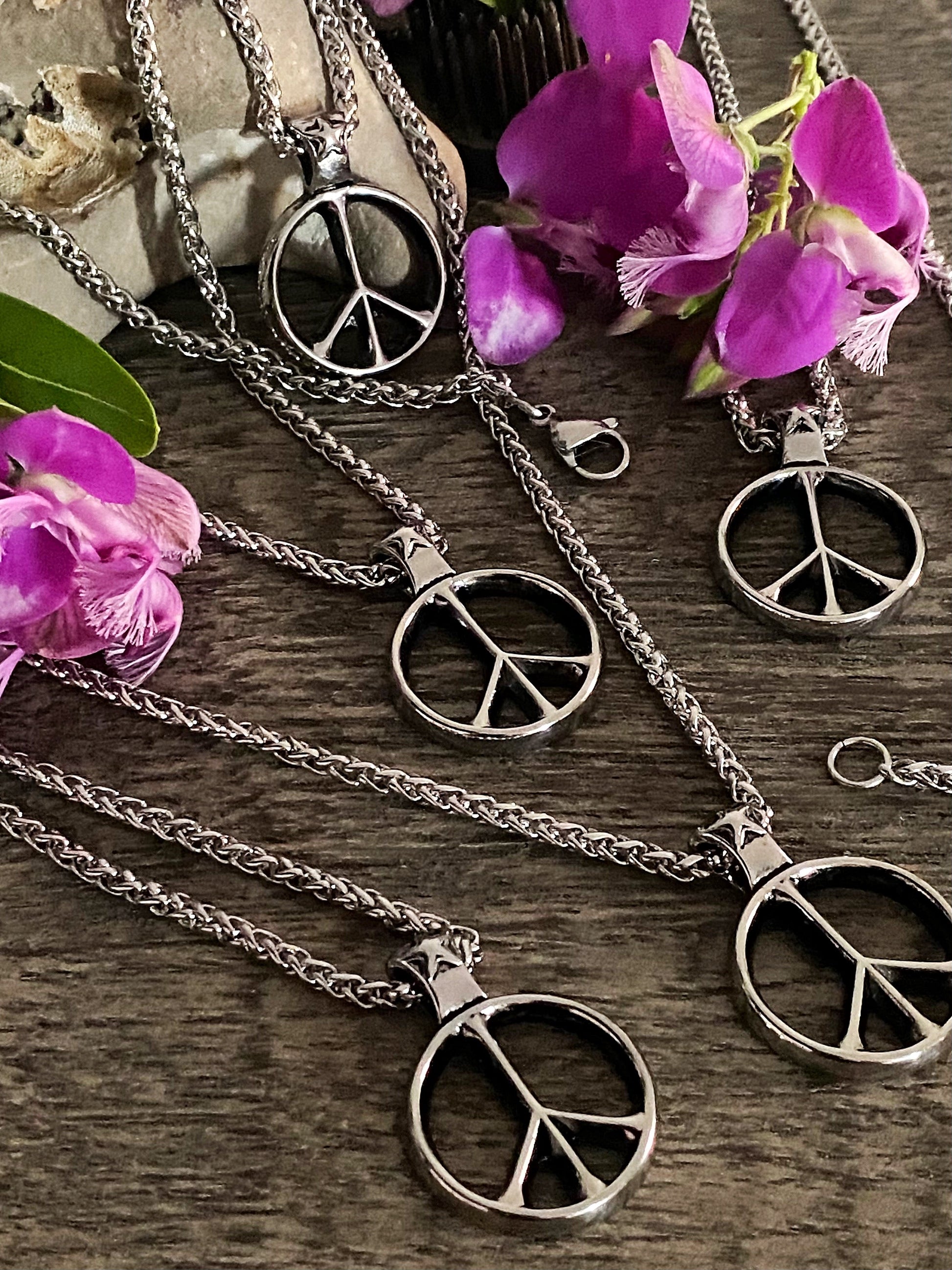 CLASSIC PEACE NECKLACE Bellaforma Jewelry