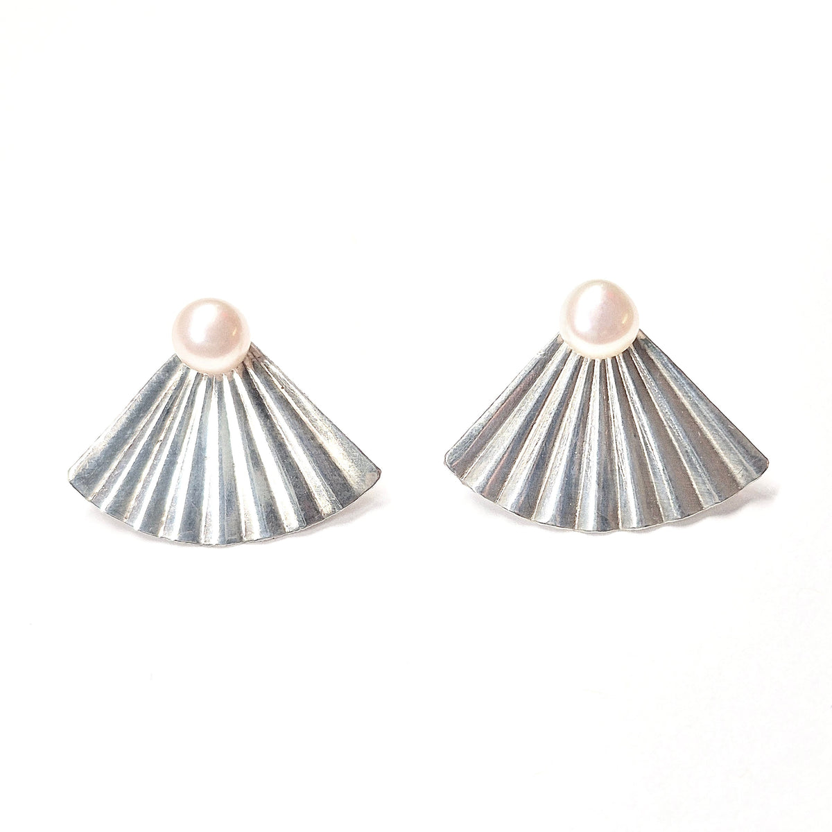 Freshwater pearl button mini stud earrings