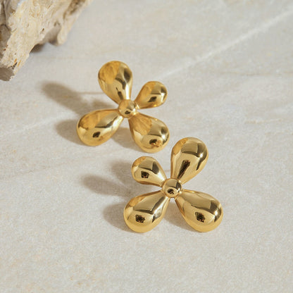 18K gold flower-shaped earrings with classic and simple design